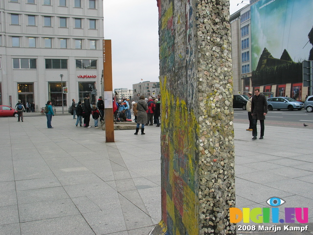 25140 Chewing gum on Berling wall